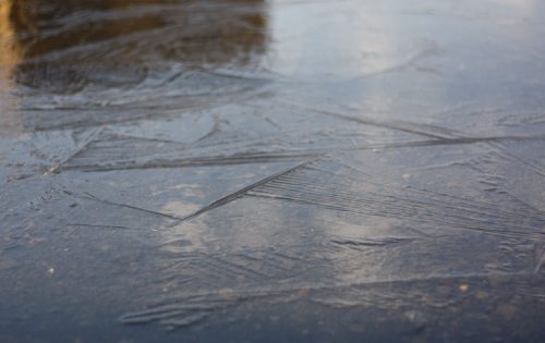 駐車場には昨晩の雨がしっかり氷に・・・