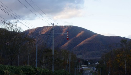 昨日の夕日を浴びた恵比寿山。尾根と谷が深いですね。