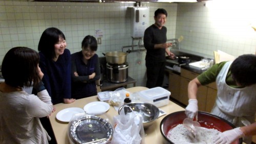 カンパイ後一息ついて早速料理開始！平林さんは焼き始め、平野さんは蕎麦打ち！