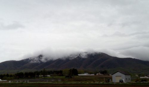 大黒山に北風に押されてできた雲が覆いかぶさっていました。