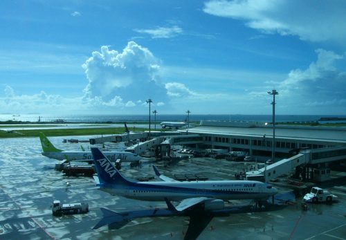 那覇空港、スコールと積乱雲！ウワッ！夏だ！