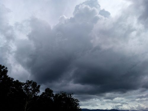 昼食後、雨雲レーダーを見ると、余市岳方面と、倶知安方面にでき、倶知安方面の雲が近づいてきました。